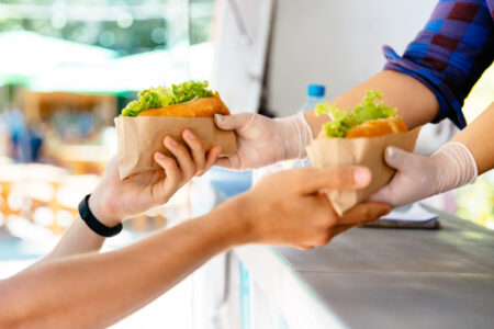 Achat de nourriture type fast food à un food truck