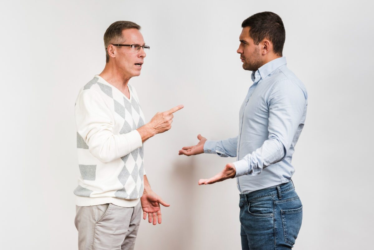 Deux hommes qui se disputent