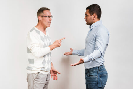 Deux hommes qui se disputent