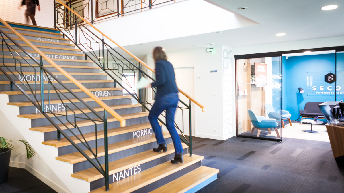Vue sur des escaliers, à l'intérieur du siège du Groupe SECOB