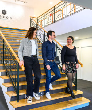 3 collègues qui descendent ensemble des escalier du groupe SECOB